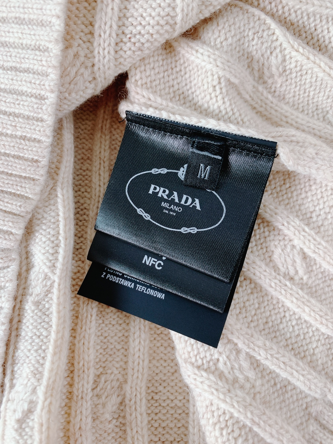 Prada 普拉达 2026SS早春新品羊毛混纺绞花毛衣。甄选羊毛混纺材质，细腻亲肤，兼具保暖性与垂坠感