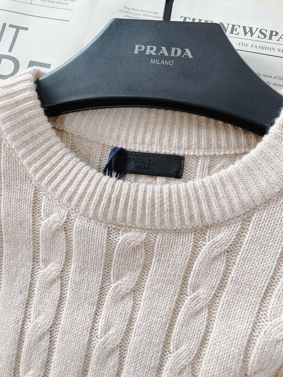 Prada 普拉达 2026SS早春新品羊毛混纺绞花毛衣。甄选羊毛混纺材质，细腻亲肤，兼具保暖性与垂坠感