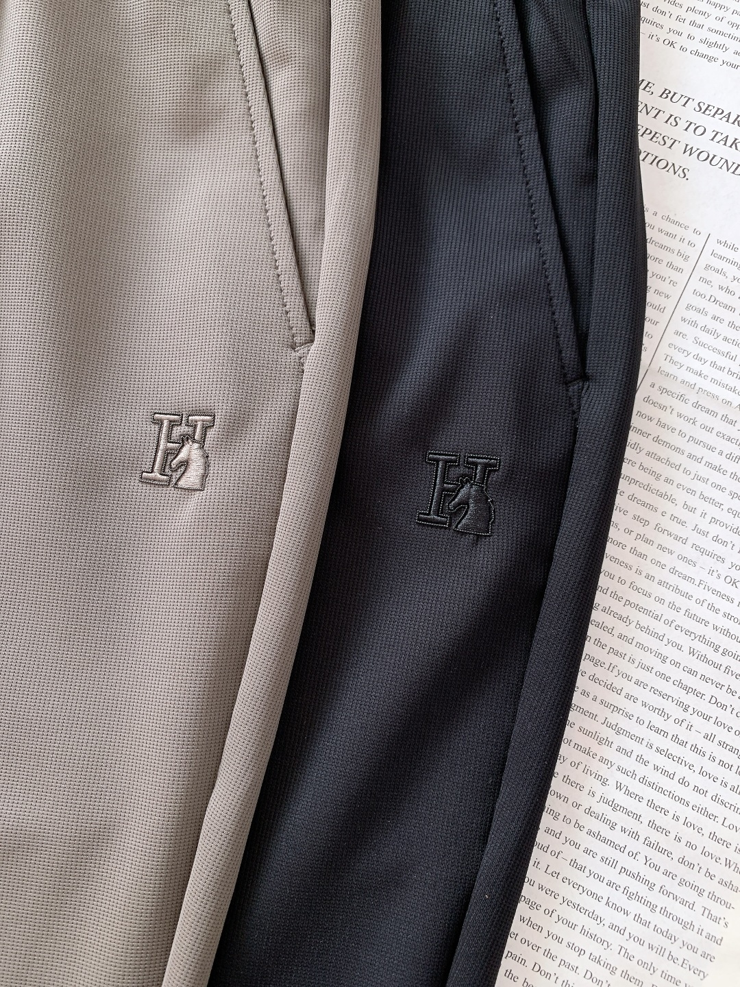 Hermès 爱马仕 抽绳刺绣徽章休闲裤冰丝休闲裤｜把高级感穿在身上高弹冰丝混纺面料，丝滑凉感，垂坠感拉