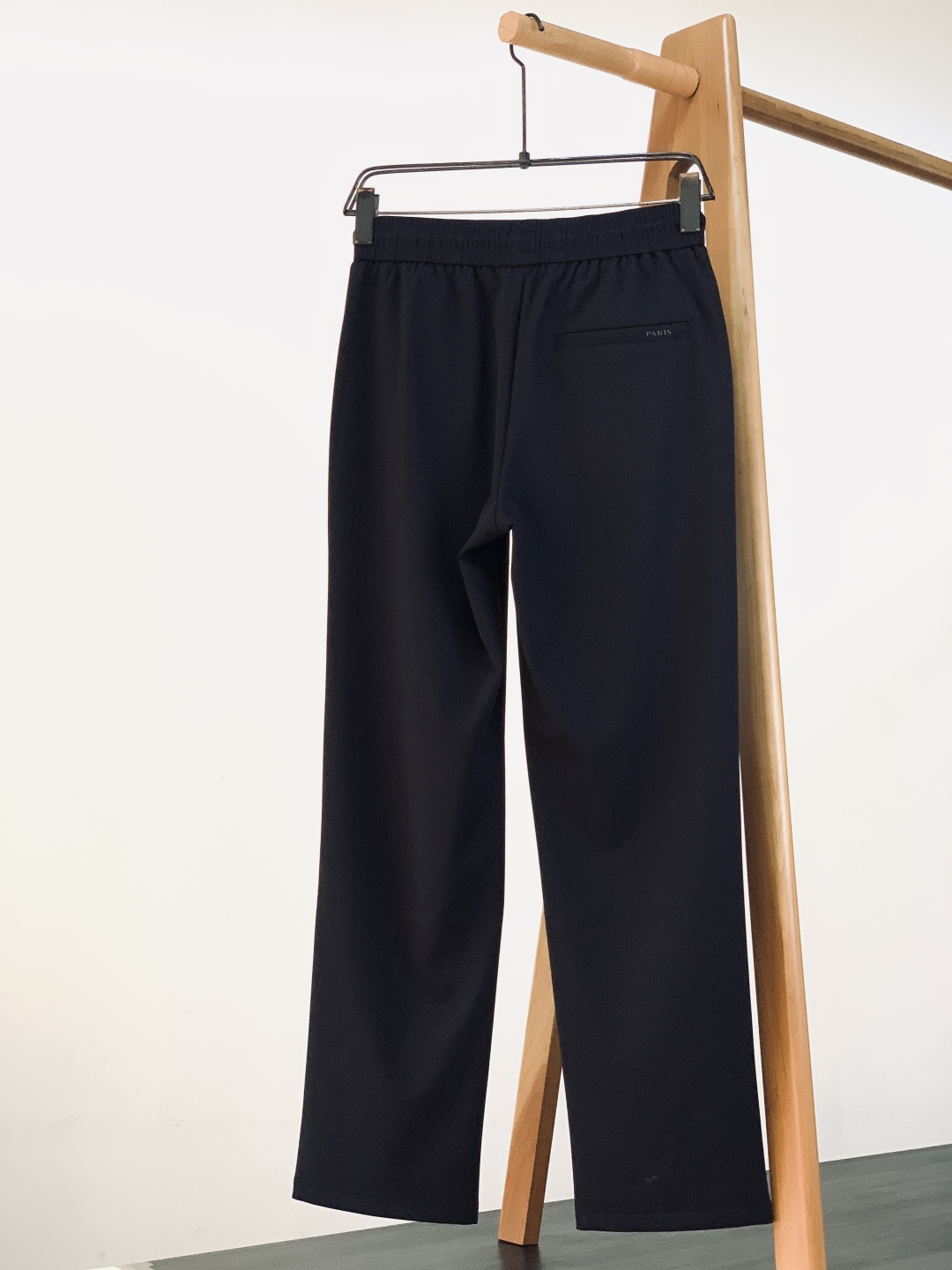 Hermès 爱马仕 抽绳刺绣徽章休闲裤冰丝休闲裤｜把高级感穿在身上高弹冰丝混纺面料，丝滑凉感，垂坠感拉