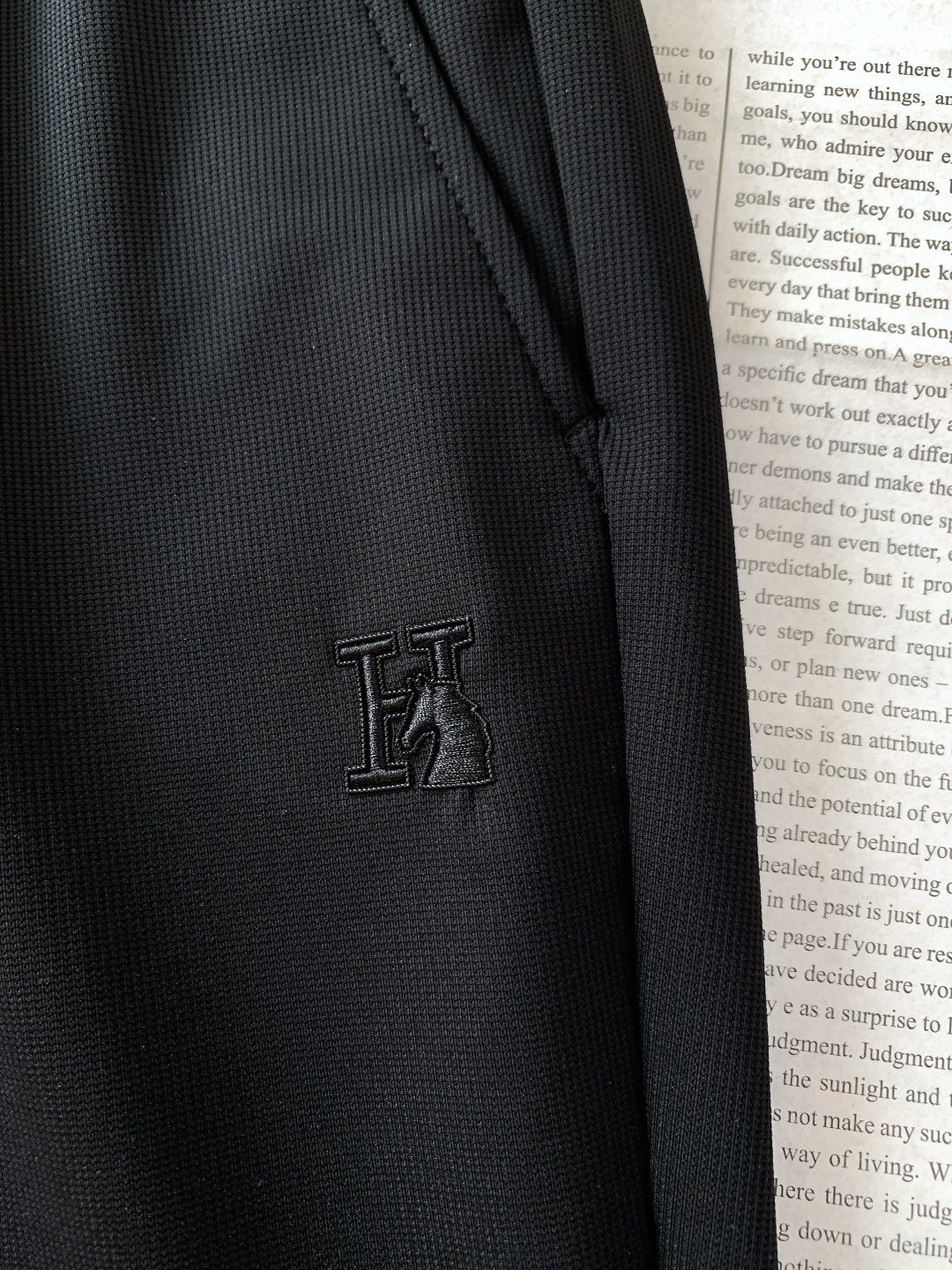 Hermès 爱马仕 抽绳刺绣徽章休闲裤冰丝休闲裤｜把高级感穿在身上高弹冰丝混纺面料，丝滑凉感，垂坠感拉