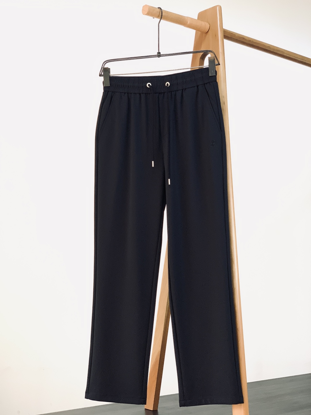 Hermès 爱马仕 抽绳刺绣徽章休闲裤冰丝休闲裤｜把高级感穿在身上高弹冰丝混纺面料，丝滑凉感，垂坠感拉