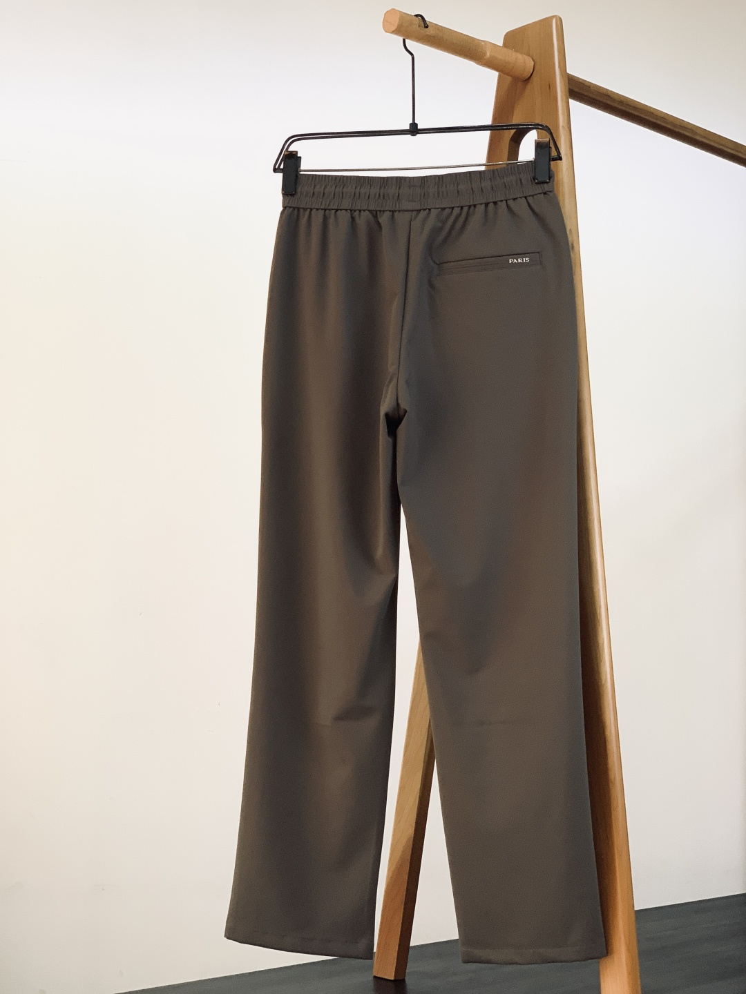 Hermès 爱马仕 抽绳刺绣徽章休闲裤冰丝休闲裤｜把高级感穿在身上高弹冰丝混纺面料，丝滑凉感，垂坠感拉