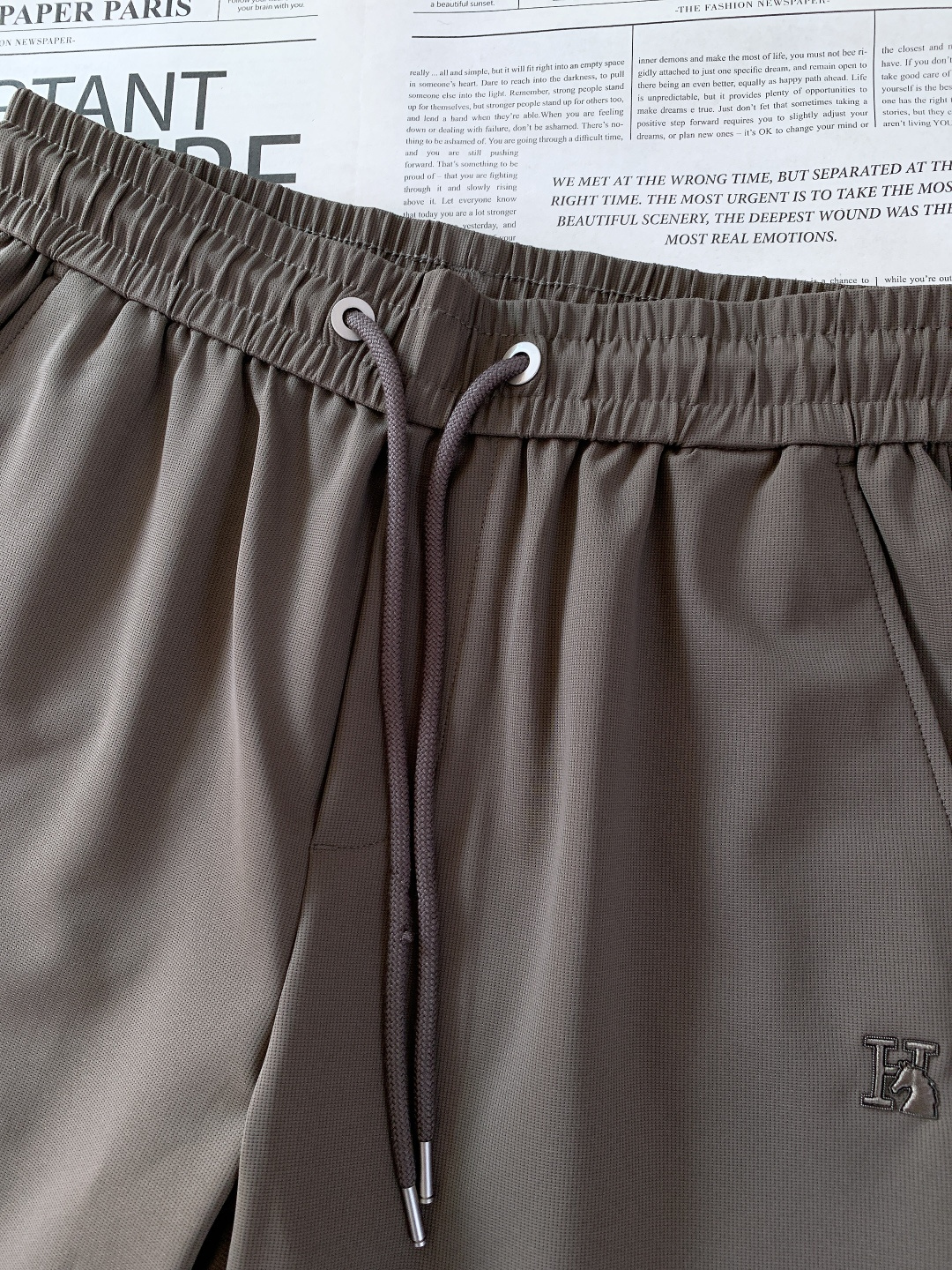 Hermès 爱马仕 抽绳刺绣徽章休闲裤冰丝休闲裤｜把高级感穿在身上高弹冰丝混纺面料，丝滑凉感，垂坠感拉