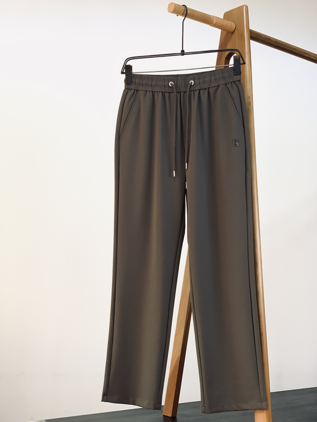 Hermès 爱马仕 抽绳刺绣徽章休闲裤冰丝休闲裤｜把高级感穿在身上高弹冰丝混纺面料，丝滑凉感，垂坠感拉