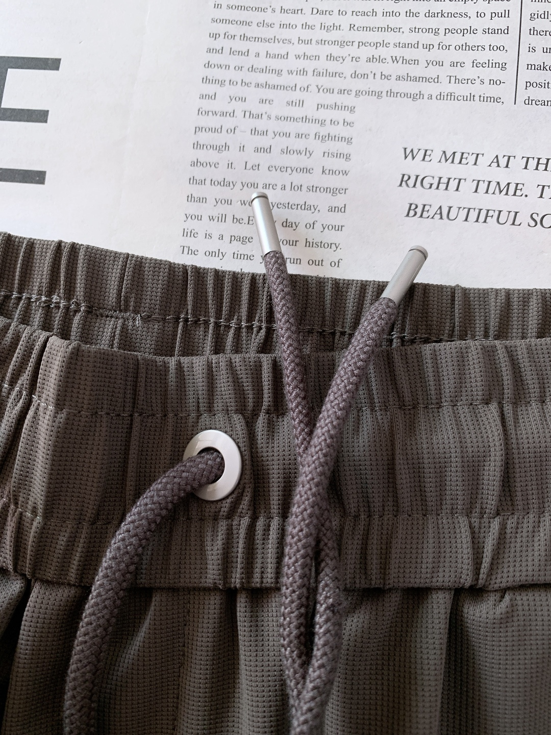 Hermès 爱马仕 抽绳刺绣徽章休闲裤冰丝休闲裤｜把高级感穿在身上高弹冰丝混纺面料，丝滑凉感，垂坠感拉