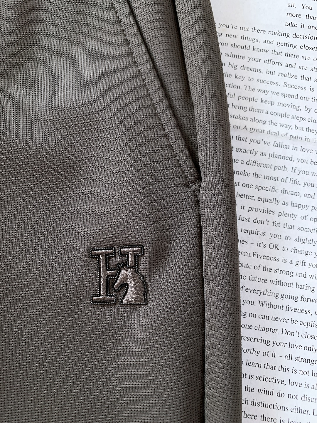 Hermès 爱马仕 抽绳刺绣徽章休闲裤冰丝休闲裤｜把高级感穿在身上高弹冰丝混纺面料，丝滑凉感，垂坠感拉