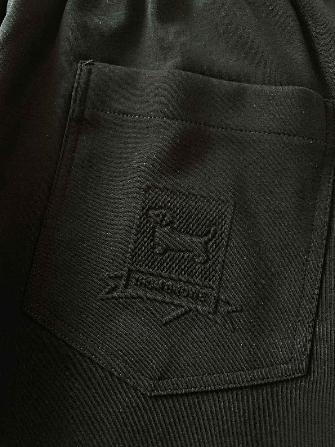 Thom Browne 汤姆·布朗 2026SS早春新品 经典四道杠休闲裤｜把高级感穿在身上320g重磅