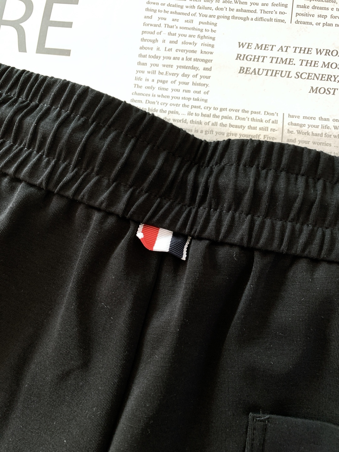 Thom Browne 汤姆·布朗 2026SS早春新品 经典四道杠休闲裤｜把高级感穿在身上320g重磅