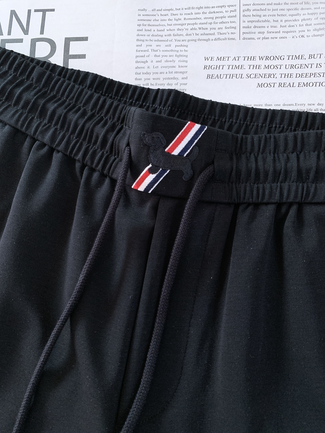 Thom Browne 汤姆·布朗 2026SS早春新品 经典四道杠休闲裤｜把高级感穿在身上320g重磅