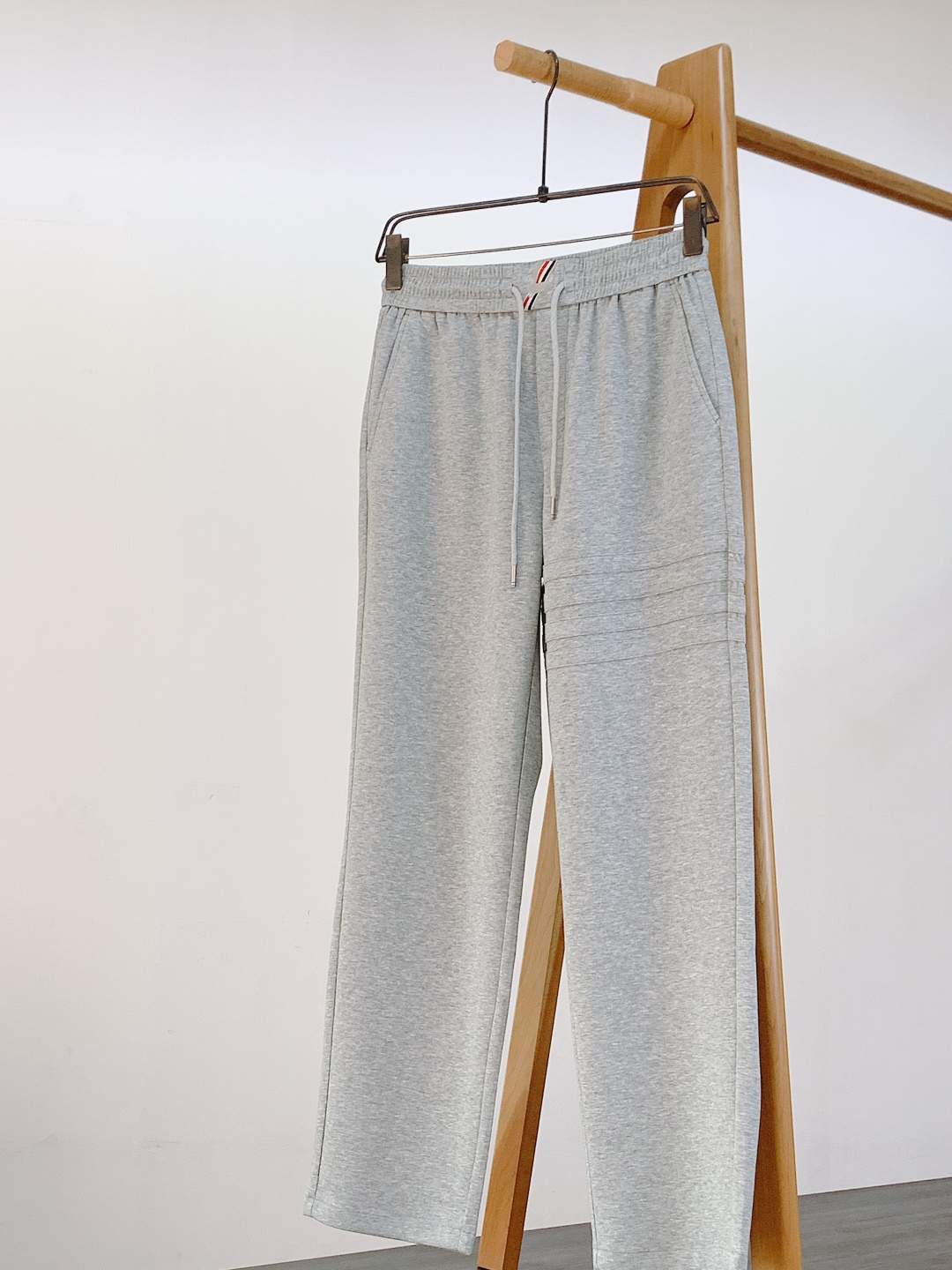 Thom Browne 汤姆·布朗 2026SS早春新品 经典四道杠休闲裤｜把高级感穿在身上320g重磅