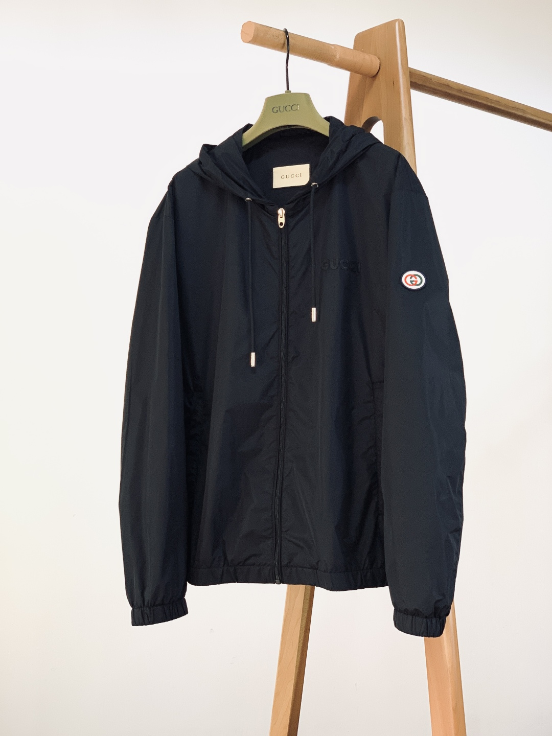 Gucci 古驰 2026SS早春新品经典连帽防风外套｜把高级感穿在身上甄选轻薄防风尼龙面料，表面呈现细
