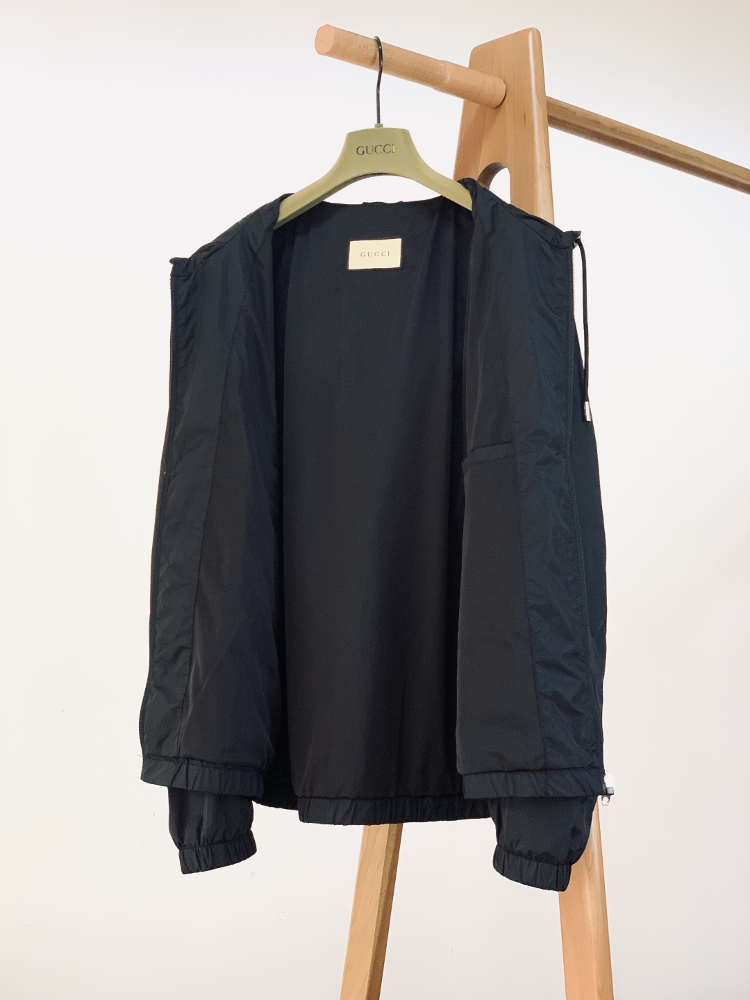 Gucci 古驰 2026SS早春新品经典连帽防风外套｜把高级感穿在身上甄选轻薄防风尼龙面料，表面呈现细