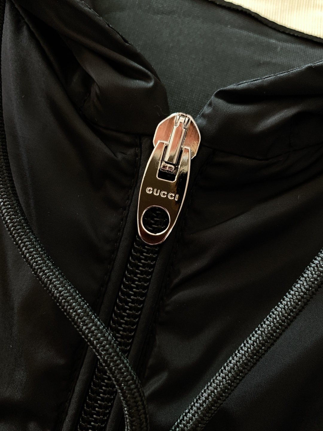 Gucci 古驰 2026SS早春新品经典连帽防风外套｜把高级感穿在身上甄选轻薄防风尼龙面料，表面呈现细