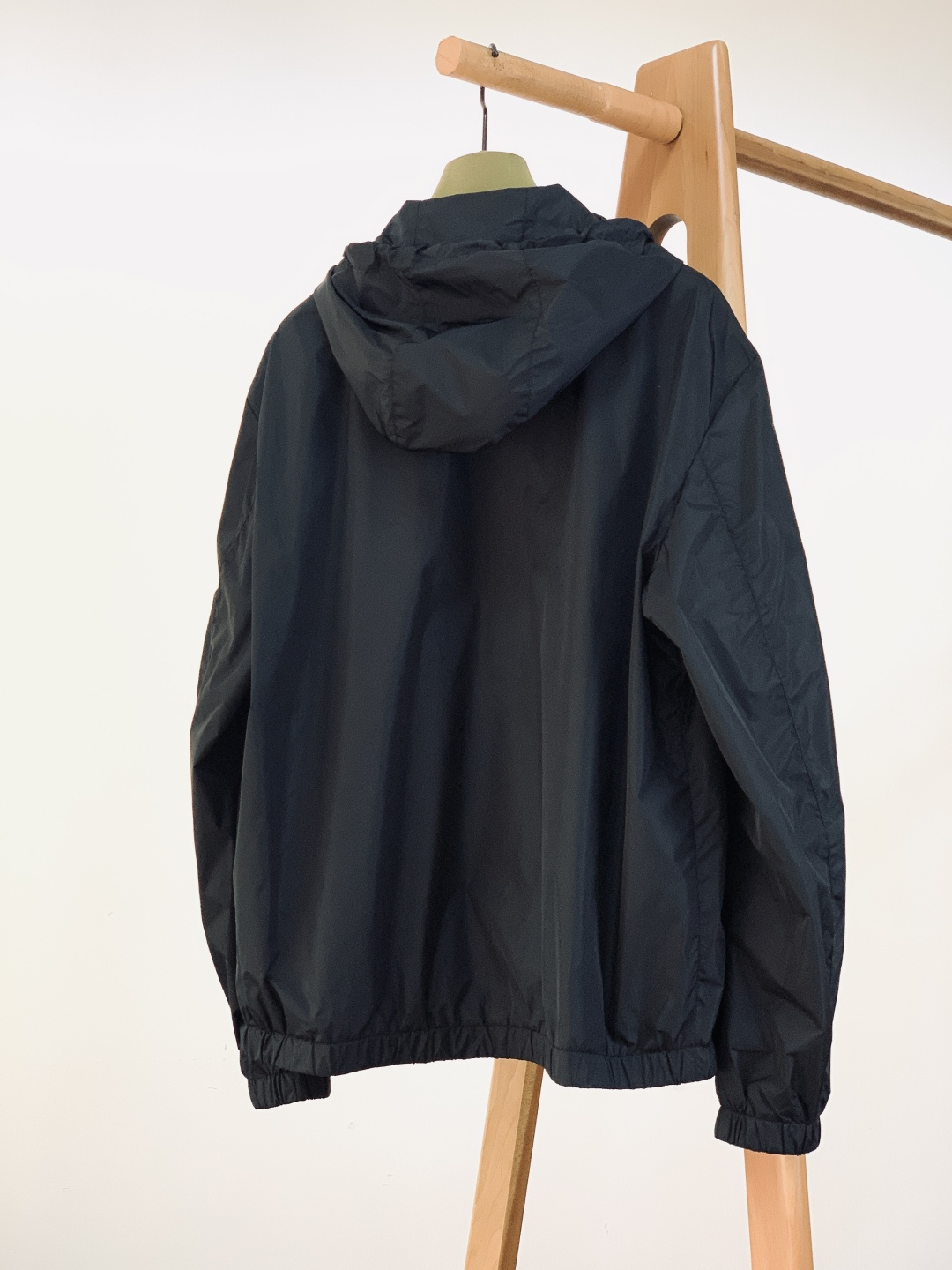 Gucci 古驰 2026SS早春新品经典连帽防风外套｜把高级感穿在身上甄选轻薄防风尼龙面料，表面呈现细