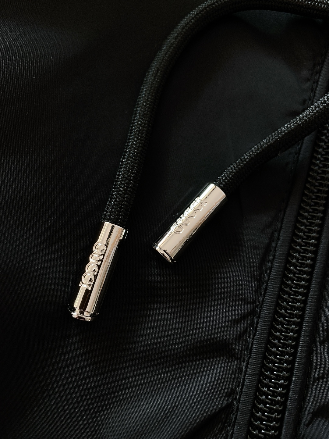 Gucci 古驰 2026SS早春新品经典连帽防风外套｜把高级感穿在身上甄选轻薄防风尼龙面料，表面呈现细