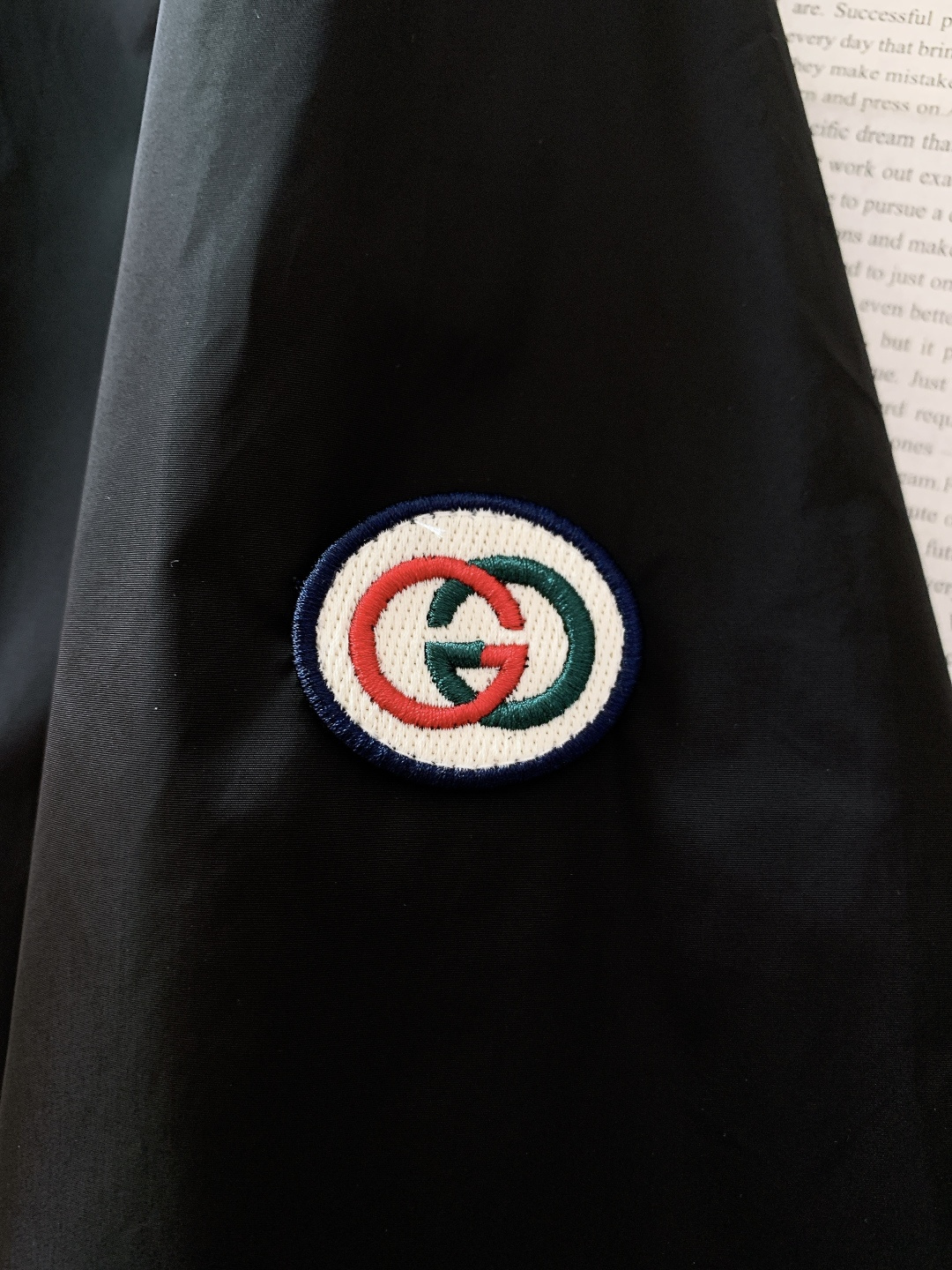 Gucci 古驰 2026SS早春新品经典连帽防风外套｜把高级感穿在身上甄选轻薄防风尼龙面料，表面呈现细