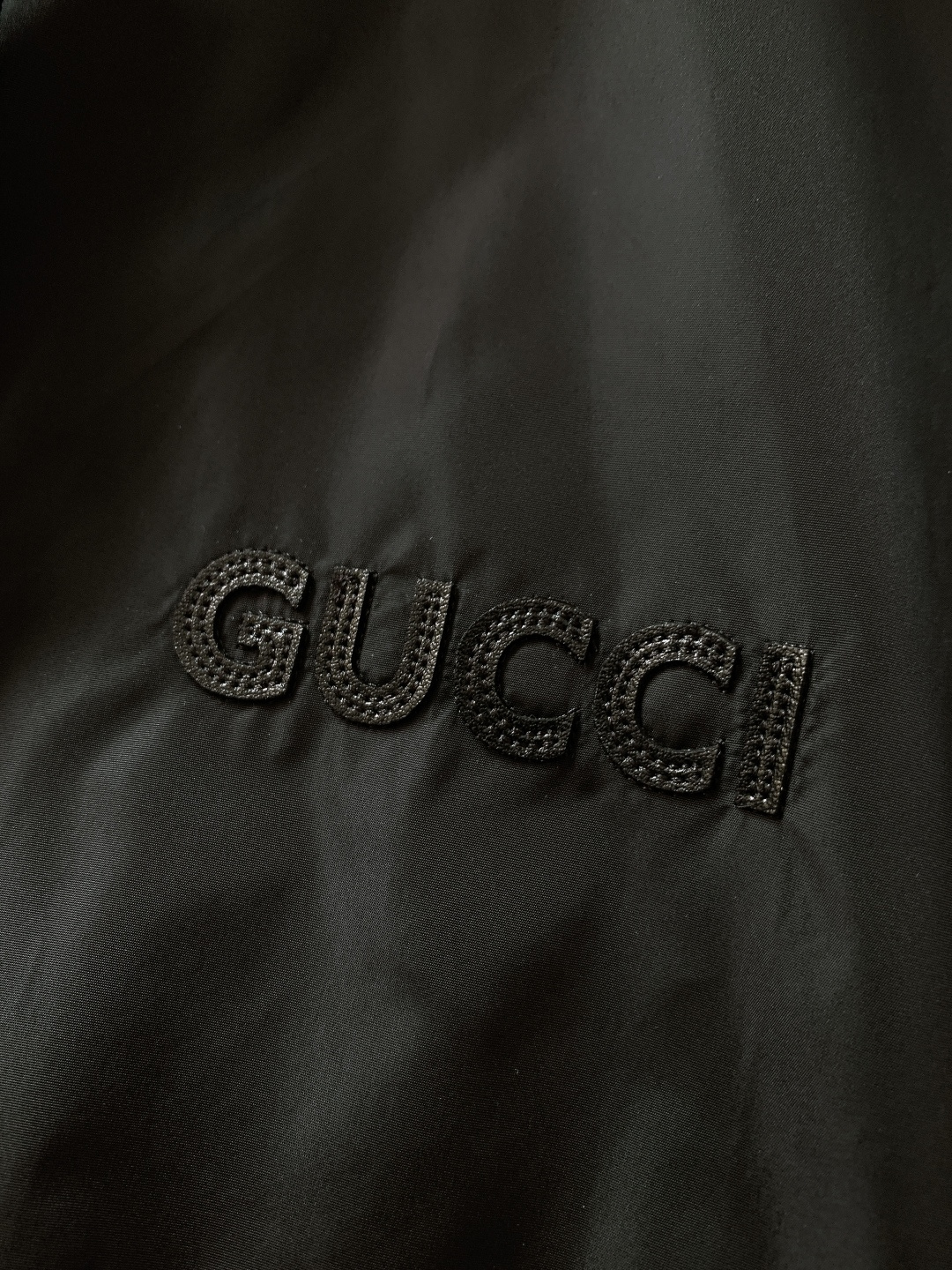 Gucci 古驰 2026SS早春新品经典连帽防风外套｜把高级感穿在身上甄选轻薄防风尼龙面料，表面呈现细