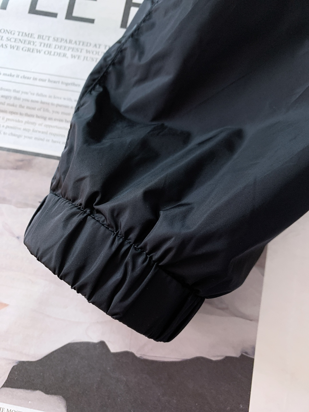 Gucci 古驰 2026SS早春新品经典连帽防风外套｜把高级感穿在身上甄选轻薄防风尼龙面料，表面呈现细