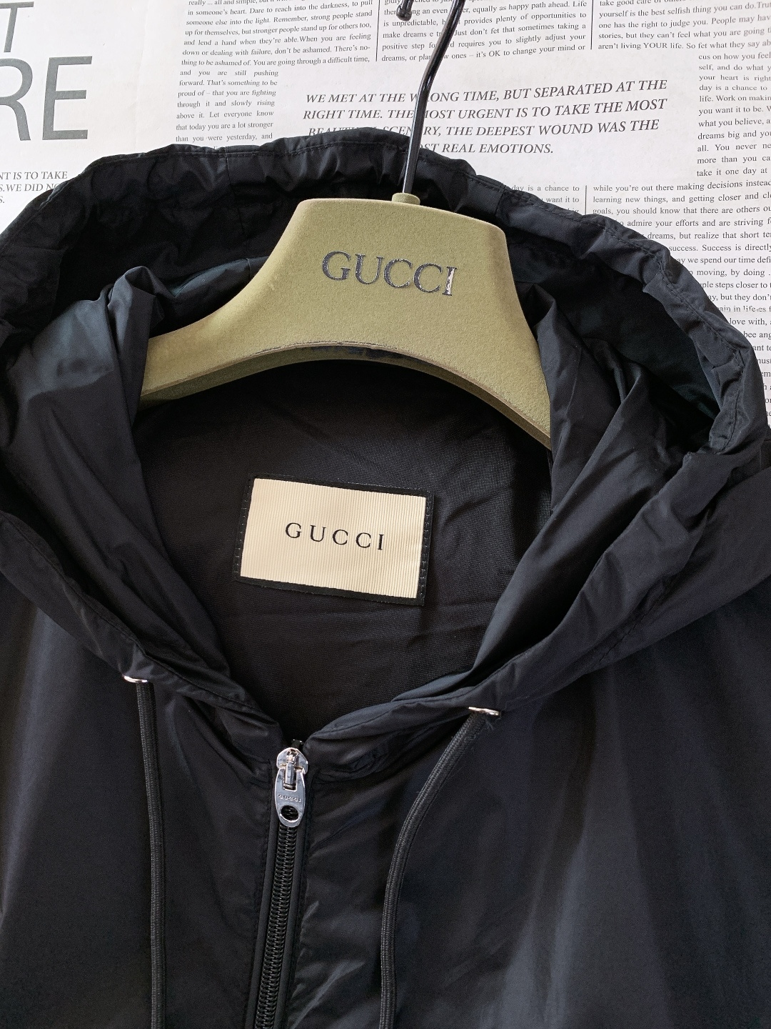 Gucci 古驰 2026SS早春新品经典连帽防风外套｜把高级感穿在身上甄选轻薄防风尼龙面料，表面呈现细