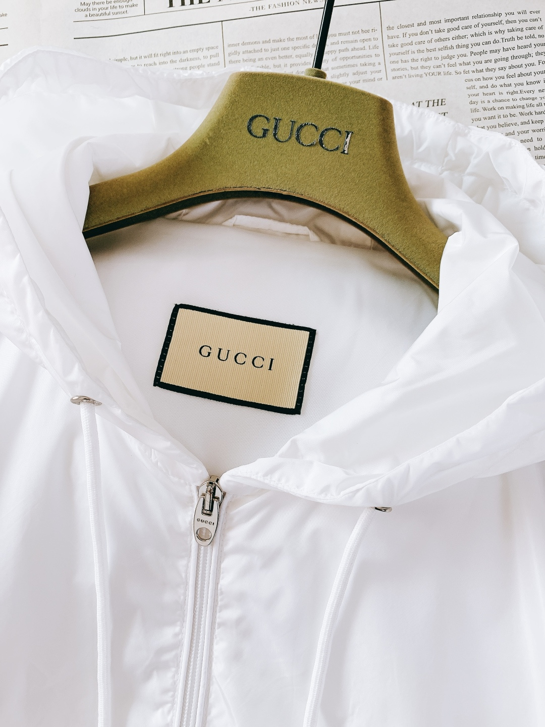 Gucci 古驰 2026SS早春新品经典连帽防风外套｜把高级感穿在身上甄选轻薄防风尼龙面料，表面呈现细