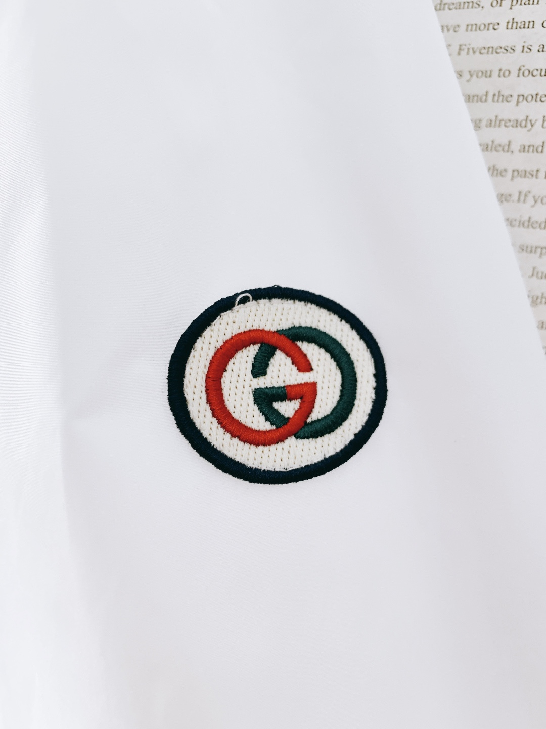 Gucci 古驰 2026SS早春新品经典连帽防风外套｜把高级感穿在身上甄选轻薄防风尼龙面料，表面呈现细