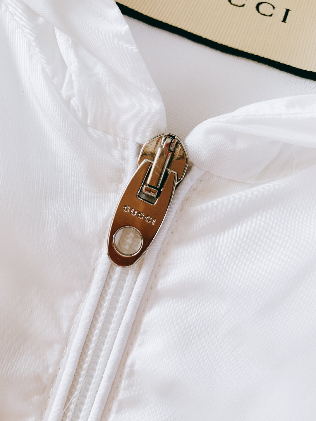 Gucci 古驰 2026SS早春新品经典连帽防风外套｜把高级感穿在身上甄选轻薄防风尼龙面料，表面呈现细