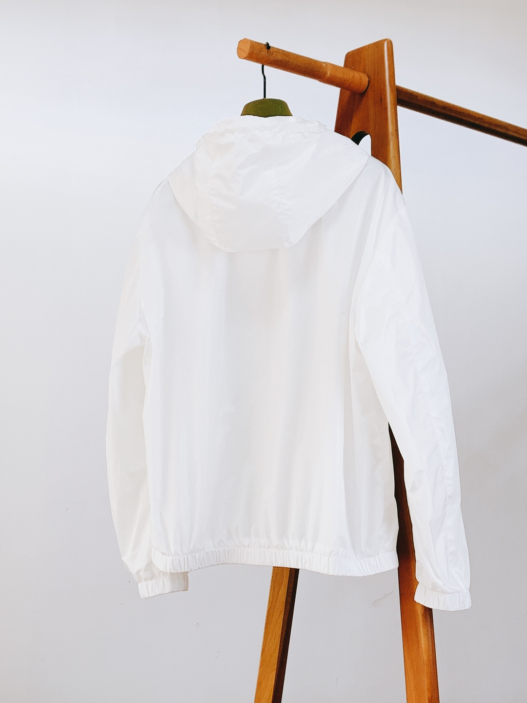 Gucci 古驰 2026SS早春新品经典连帽防风外套｜把高级感穿在身上甄选轻薄防风尼龙面料，表面呈现细