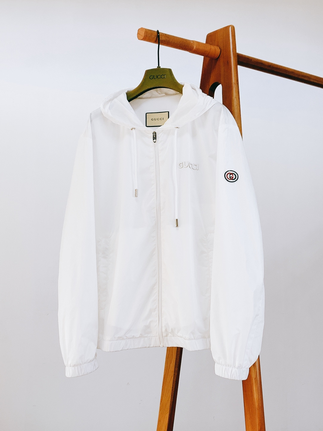 Gucci 古驰 2026SS早春新品经典连帽防风外套｜把高级感穿在身上甄选轻薄防风尼龙面料，表面呈现细
