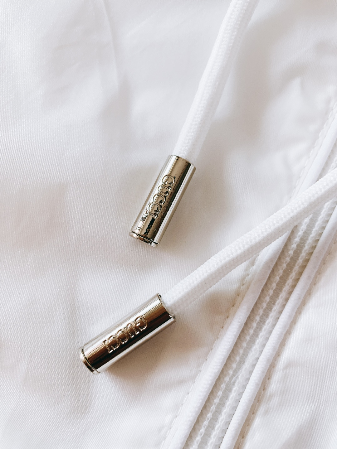 Gucci 古驰 2026SS早春新品经典连帽防风外套｜把高级感穿在身上甄选轻薄防风尼龙面料，表面呈现细