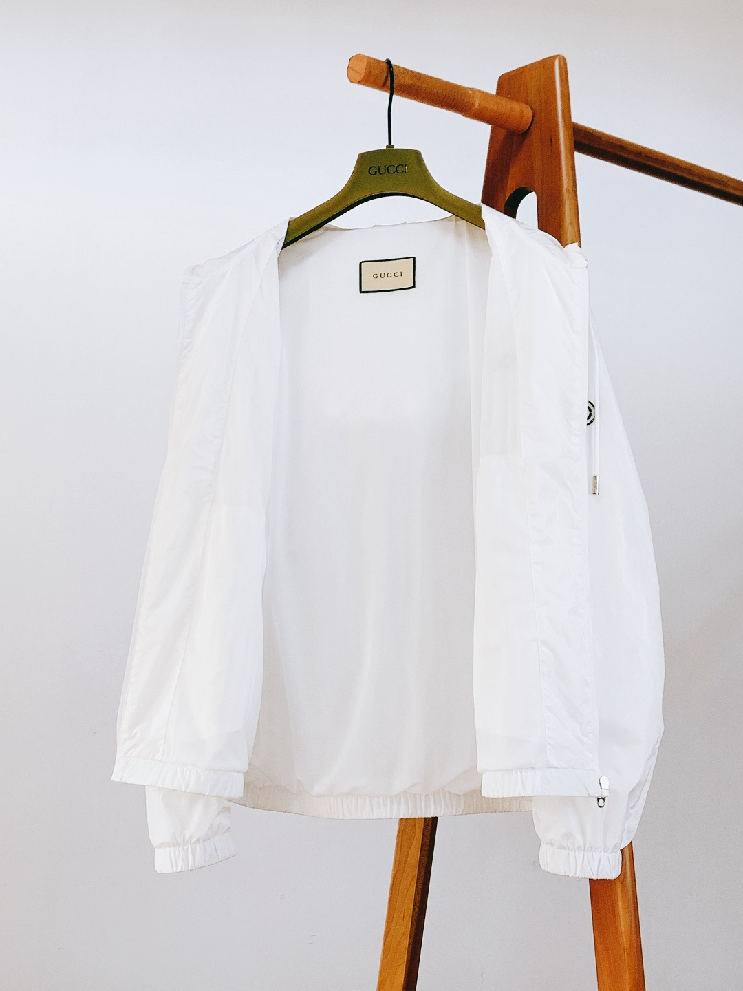 Gucci 古驰 2026SS早春新品经典连帽防风外套｜把高级感穿在身上甄选轻薄防风尼龙面料，表面呈现细