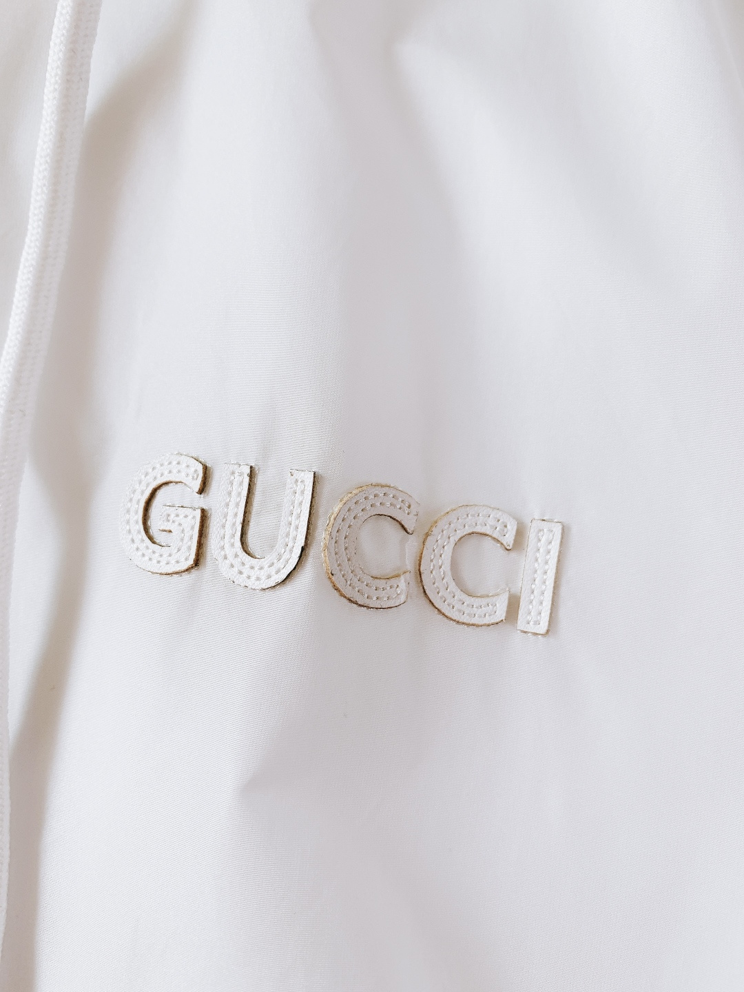 Gucci 古驰 2026SS早春新品经典连帽防风外套｜把高级感穿在身上甄选轻薄防风尼龙面料，表面呈现细