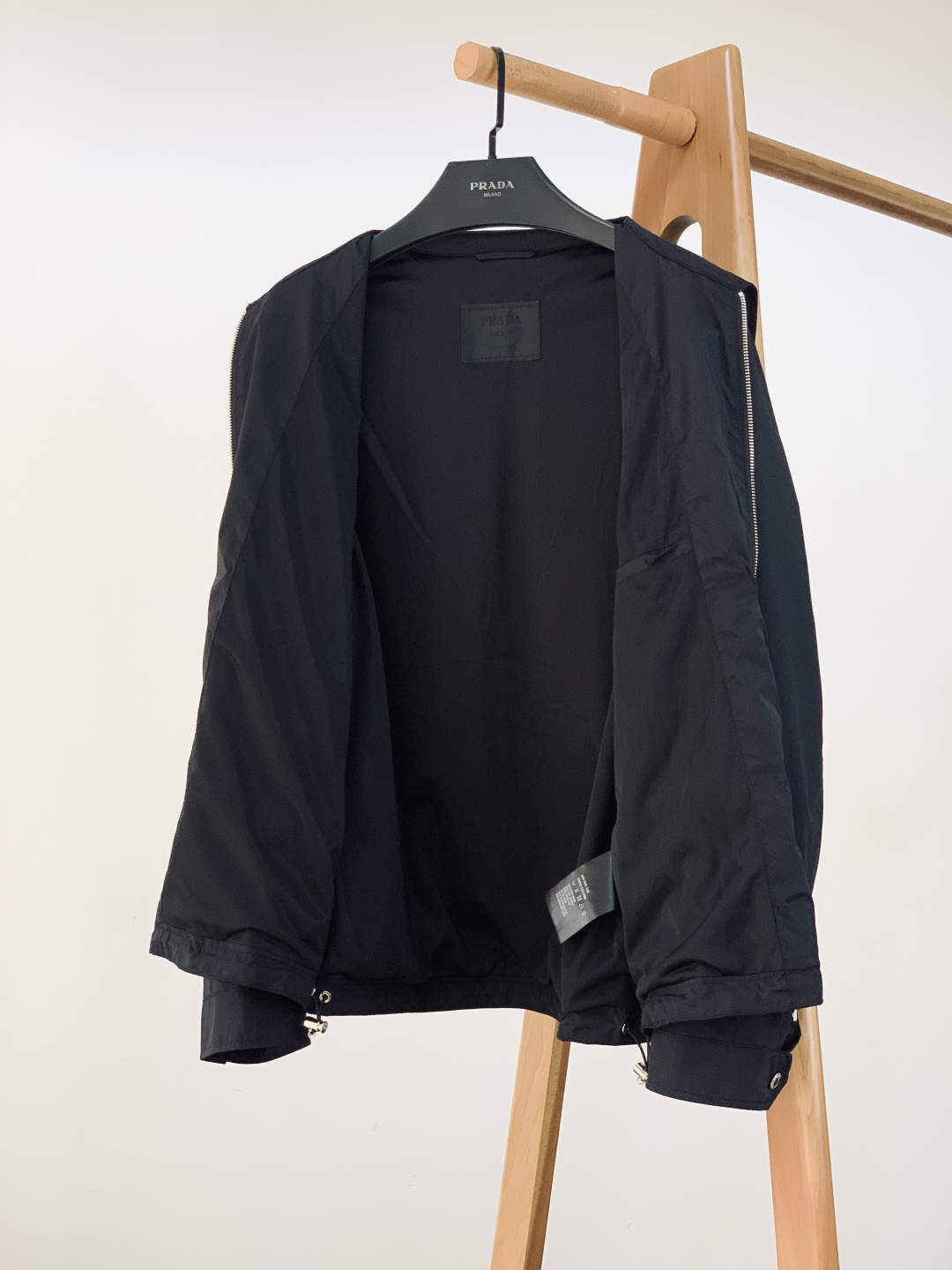 Prada 普拉达 2026SS早春新品翻领拉链夹克。采用标志性再生尼龙面料，经防风防泼水与抗皱工艺处理