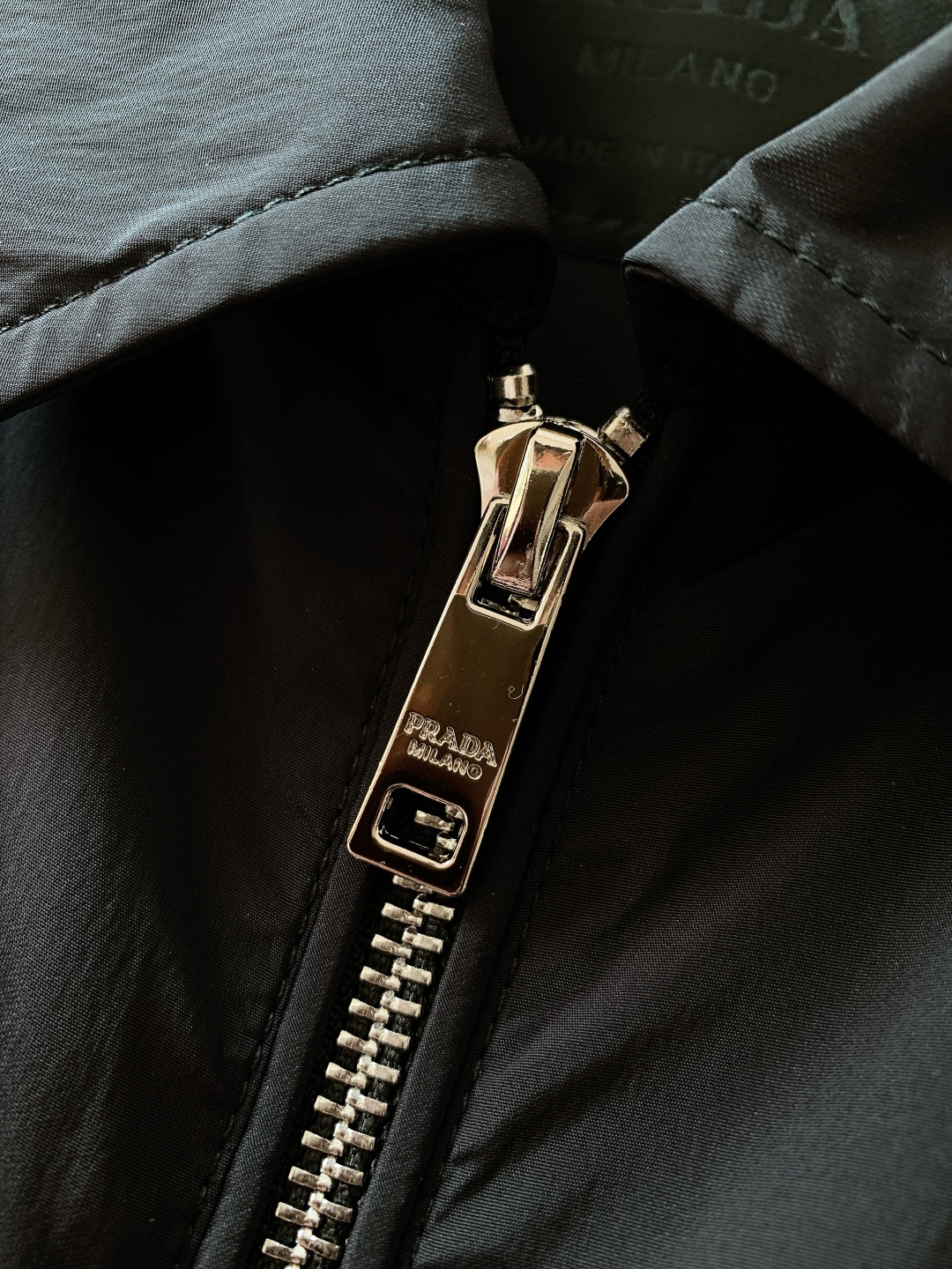 Prada 普拉达 2026SS早春新品翻领拉链夹克。采用标志性再生尼龙面料，经防风防泼水与抗皱工艺处理