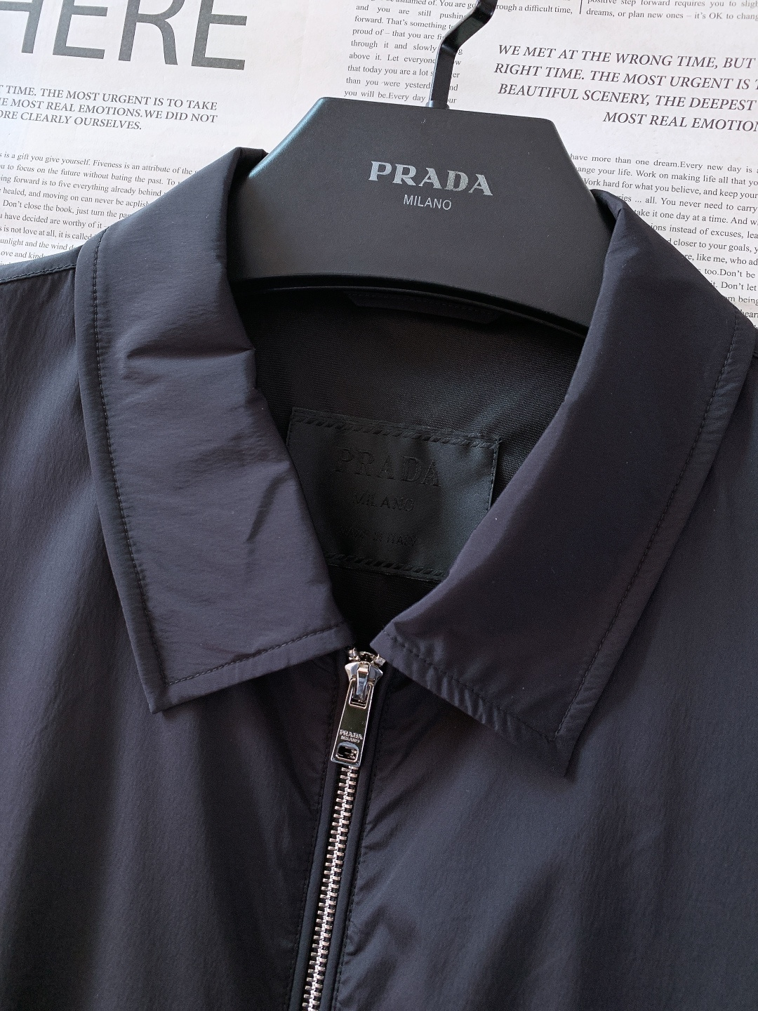Prada 普拉达 2026SS早春新品翻领拉链夹克。采用标志性再生尼龙面料，经防风防泼水与抗皱工艺处理