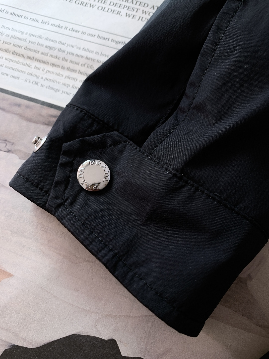 Prada 普拉达 2026SS早春新品翻领拉链夹克。采用标志性再生尼龙面料，经防风防泼水与抗皱工艺处理