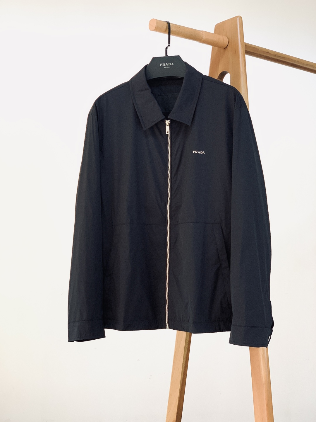 Prada 普拉达 2026SS早春新品翻领拉链夹克。采用标志性再生尼龙面料，经防风防泼水与抗皱工艺处理