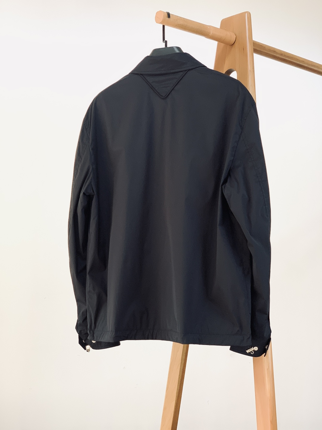 Prada 普拉达 2026SS早春新品翻领拉链夹克。采用标志性再生尼龙面料，经防风防泼水与抗皱工艺处理