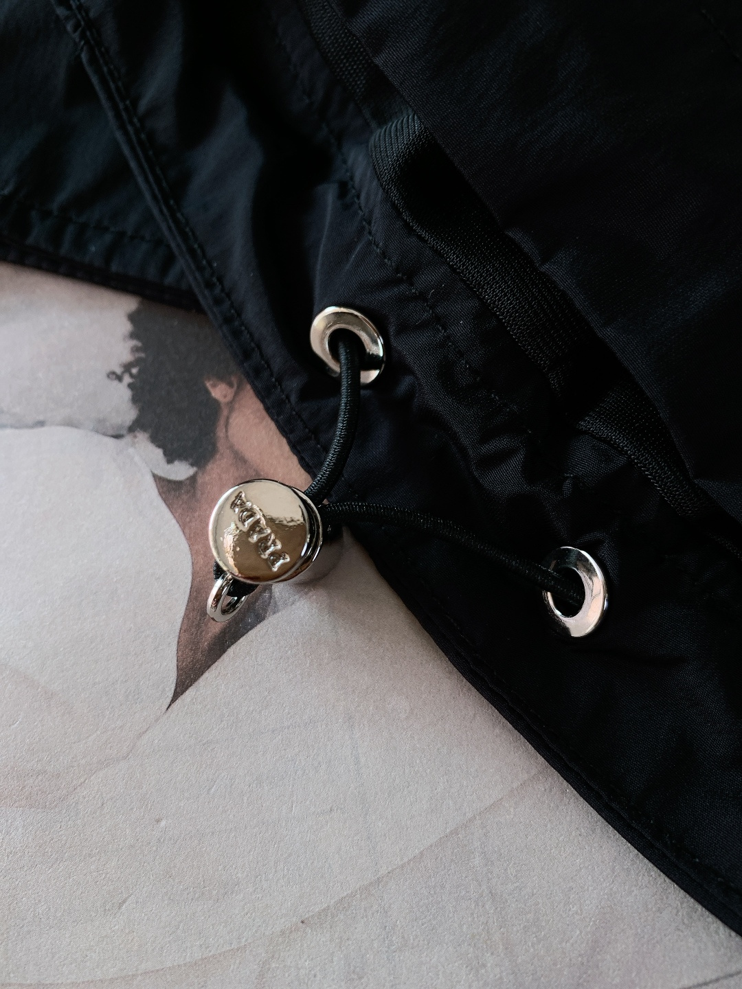 Prada 普拉达 2026SS早春新品翻领拉链夹克。采用标志性再生尼龙面料，经防风防泼水与抗皱工艺处理