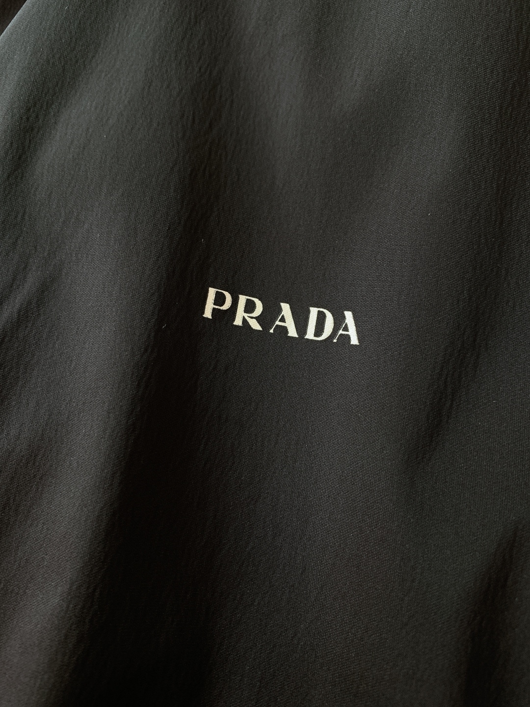 Prada 普拉达 2026SS早春新品翻领拉链夹克。采用标志性再生尼龙面料，经防风防泼水与抗皱工艺处理