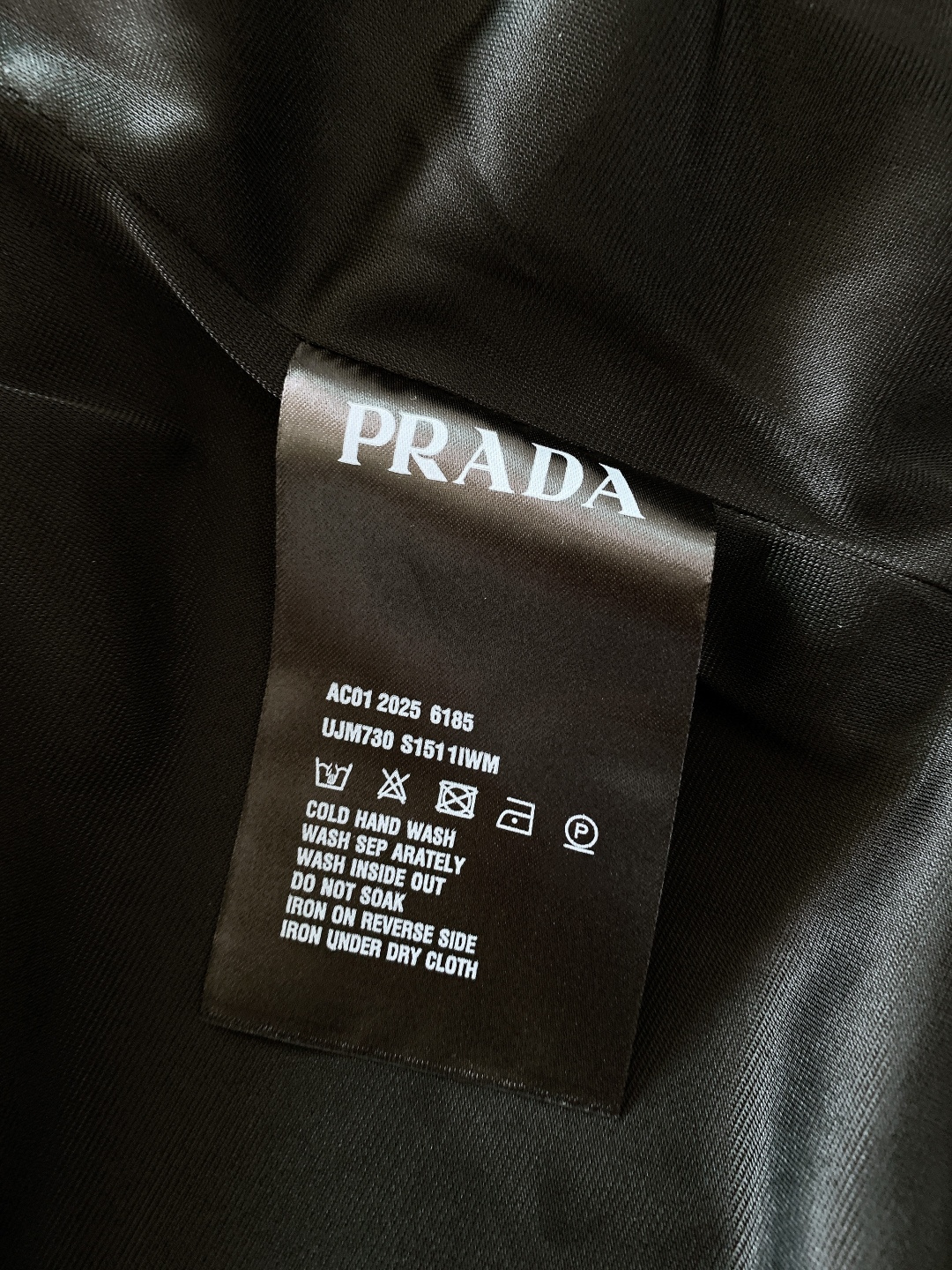 Prada 普拉达 2026SS早春新品翻领拉链夹克。采用标志性再生尼龙面料，经防风防泼水与抗皱工艺处理