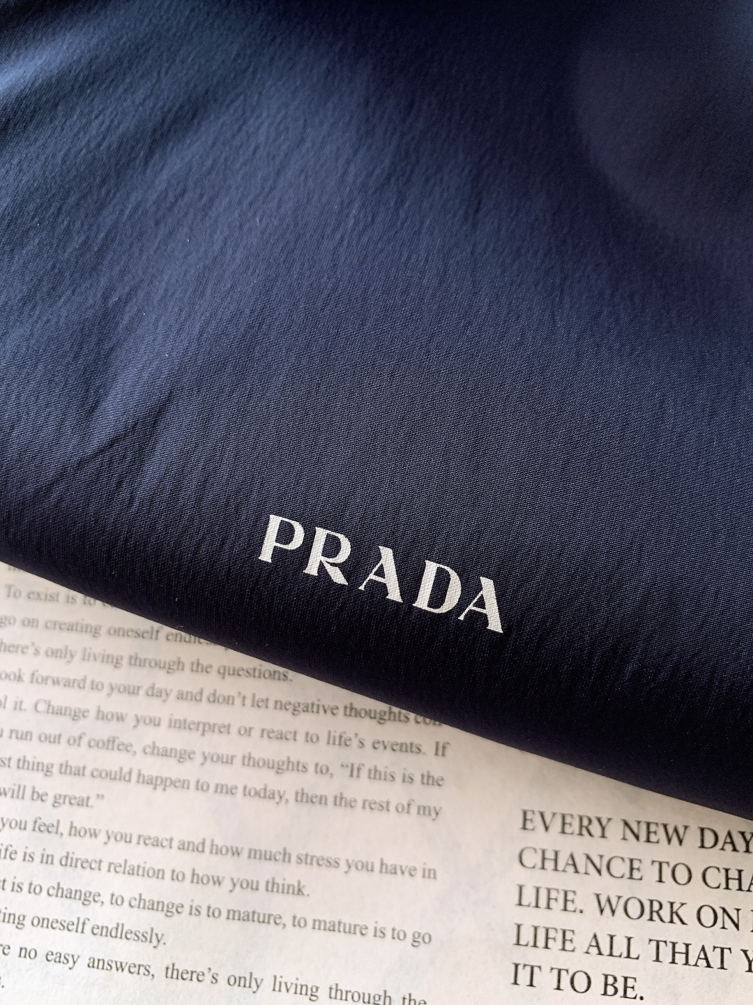 Prada 普拉达 2026SS早春新品翻领拉链夹克。采用标志性再生尼龙面料，经防风防泼水与抗皱工艺处理