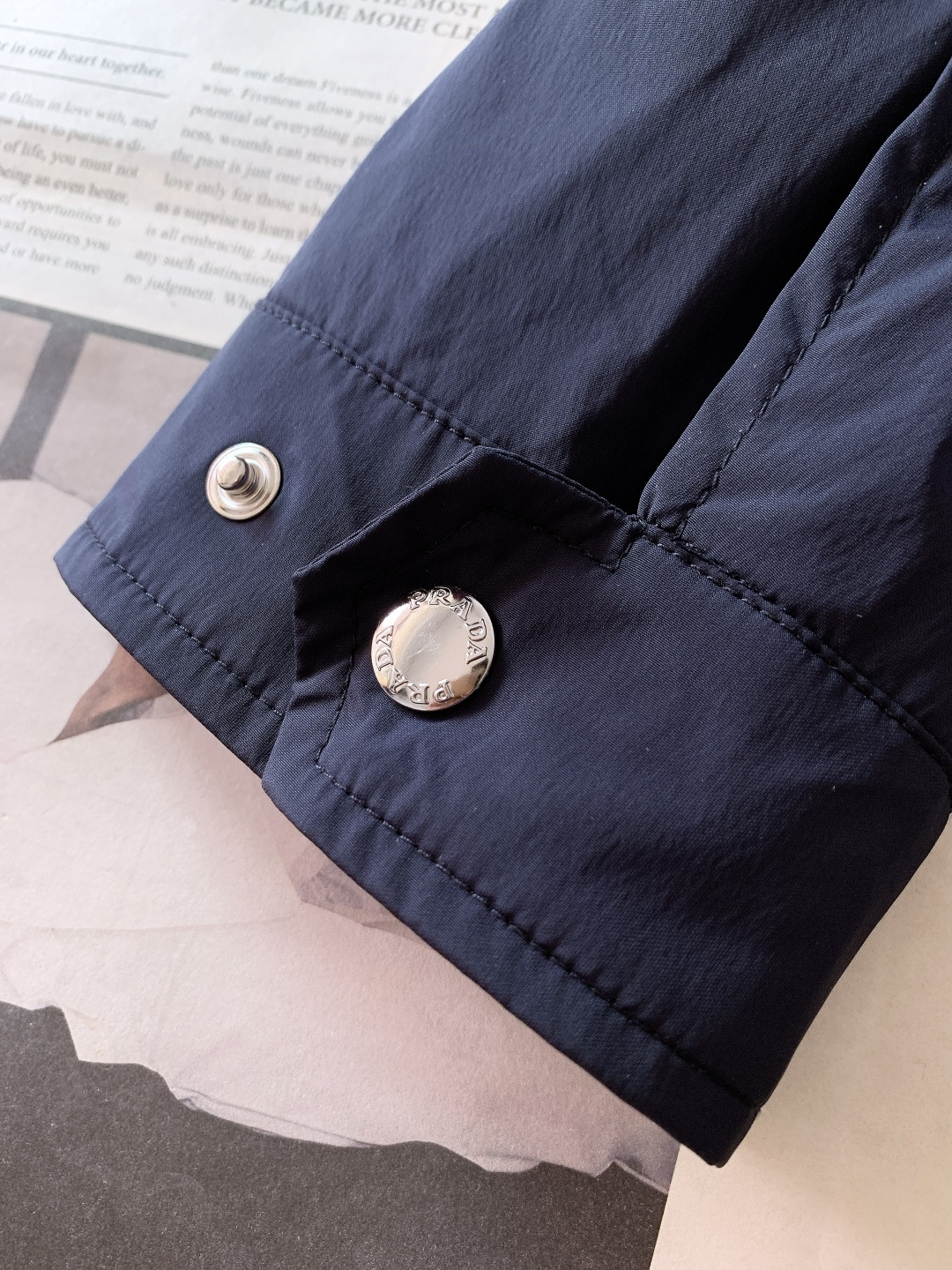 Prada 普拉达 2026SS早春新品翻领拉链夹克。采用标志性再生尼龙面料，经防风防泼水与抗皱工艺处理