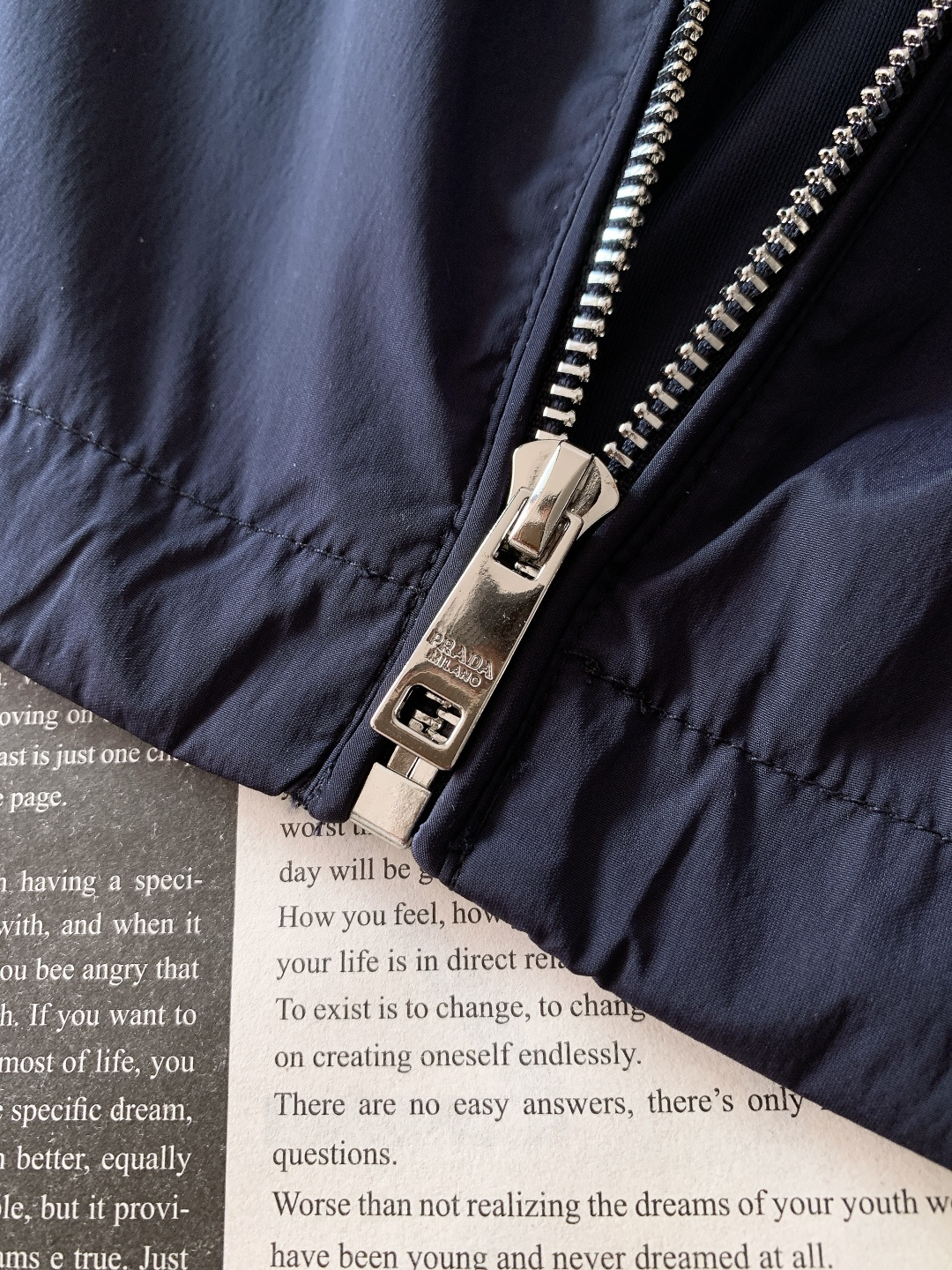 Prada 普拉达 2026SS早春新品翻领拉链夹克。采用标志性再生尼龙面料，经防风防泼水与抗皱工艺处理