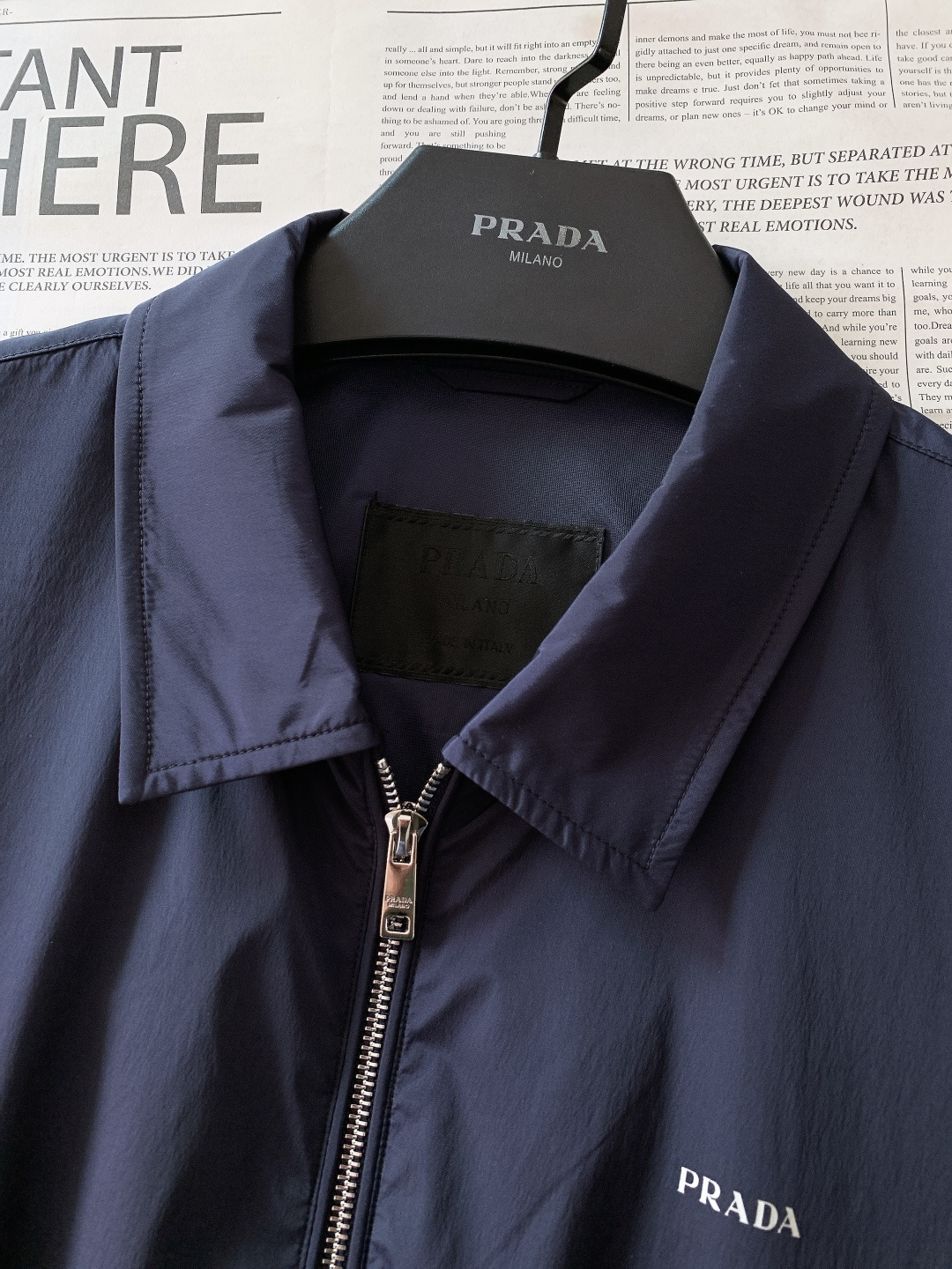 Prada 普拉达 2026SS早春新品翻领拉链夹克。采用标志性再生尼龙面料，经防风防泼水与抗皱工艺处理