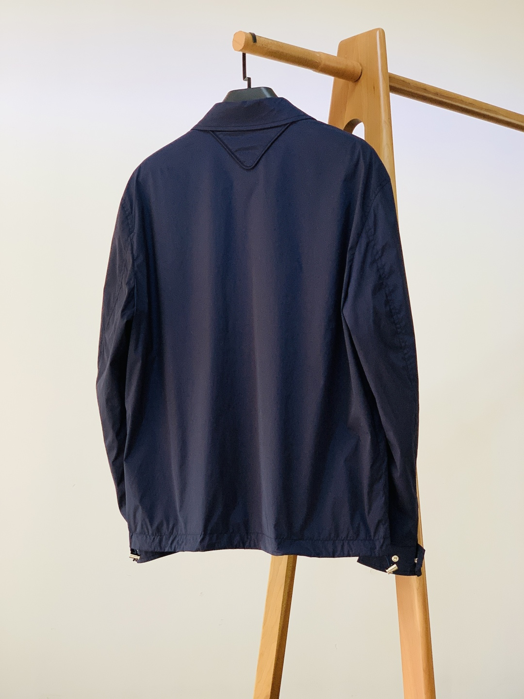 Prada 普拉达 2026SS早春新品翻领拉链夹克。采用标志性再生尼龙面料，经防风防泼水与抗皱工艺处理