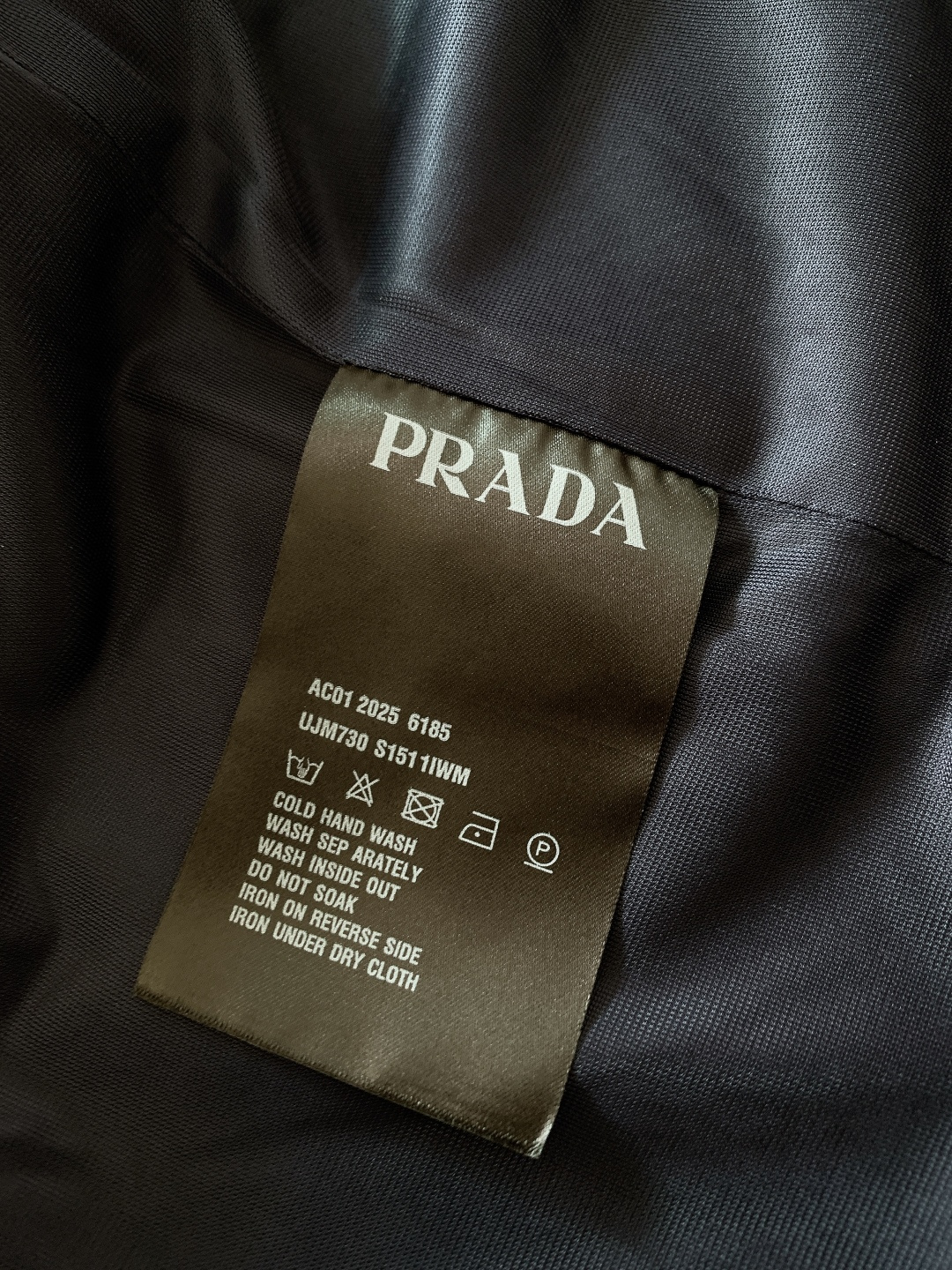 Prada 普拉达 2026SS早春新品翻领拉链夹克。采用标志性再生尼龙面料，经防风防泼水与抗皱工艺处理