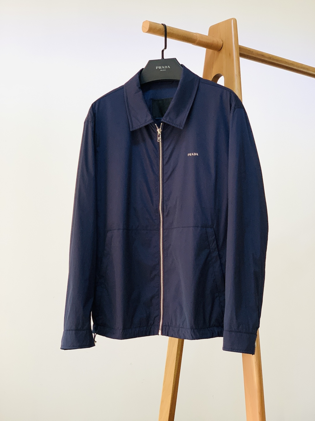 Prada 普拉达 2026SS早春新品翻领拉链夹克。采用标志性再生尼龙面料，经防风防泼水与抗皱工艺处理