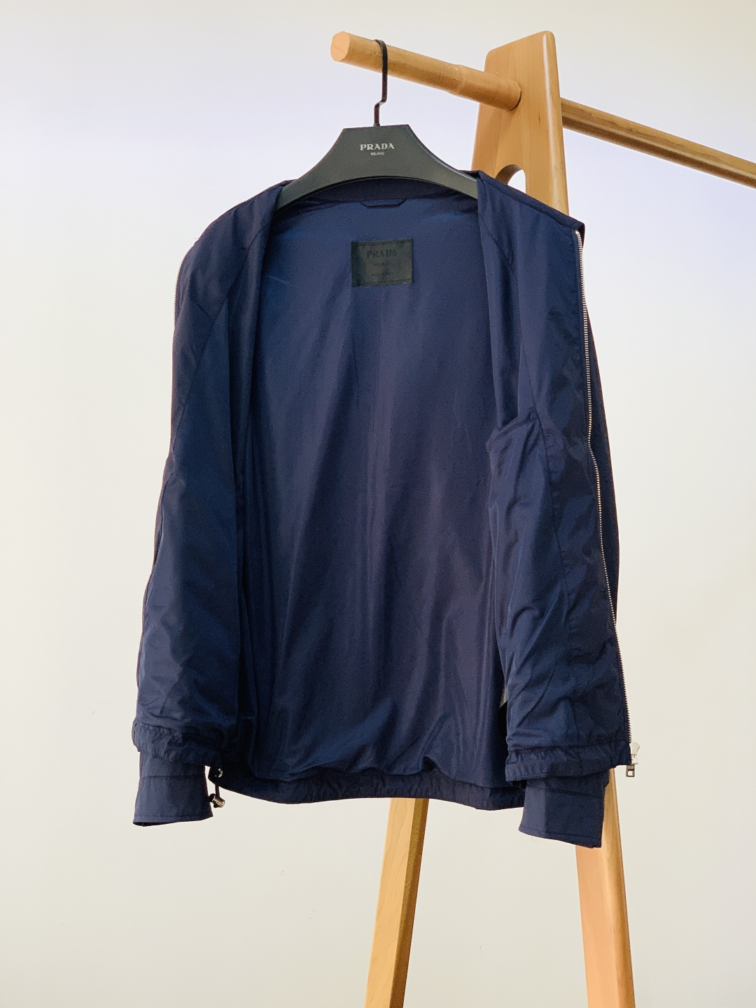 Prada 普拉达 2026SS早春新品翻领拉链夹克。采用标志性再生尼龙面料，经防风防泼水与抗皱工艺处理