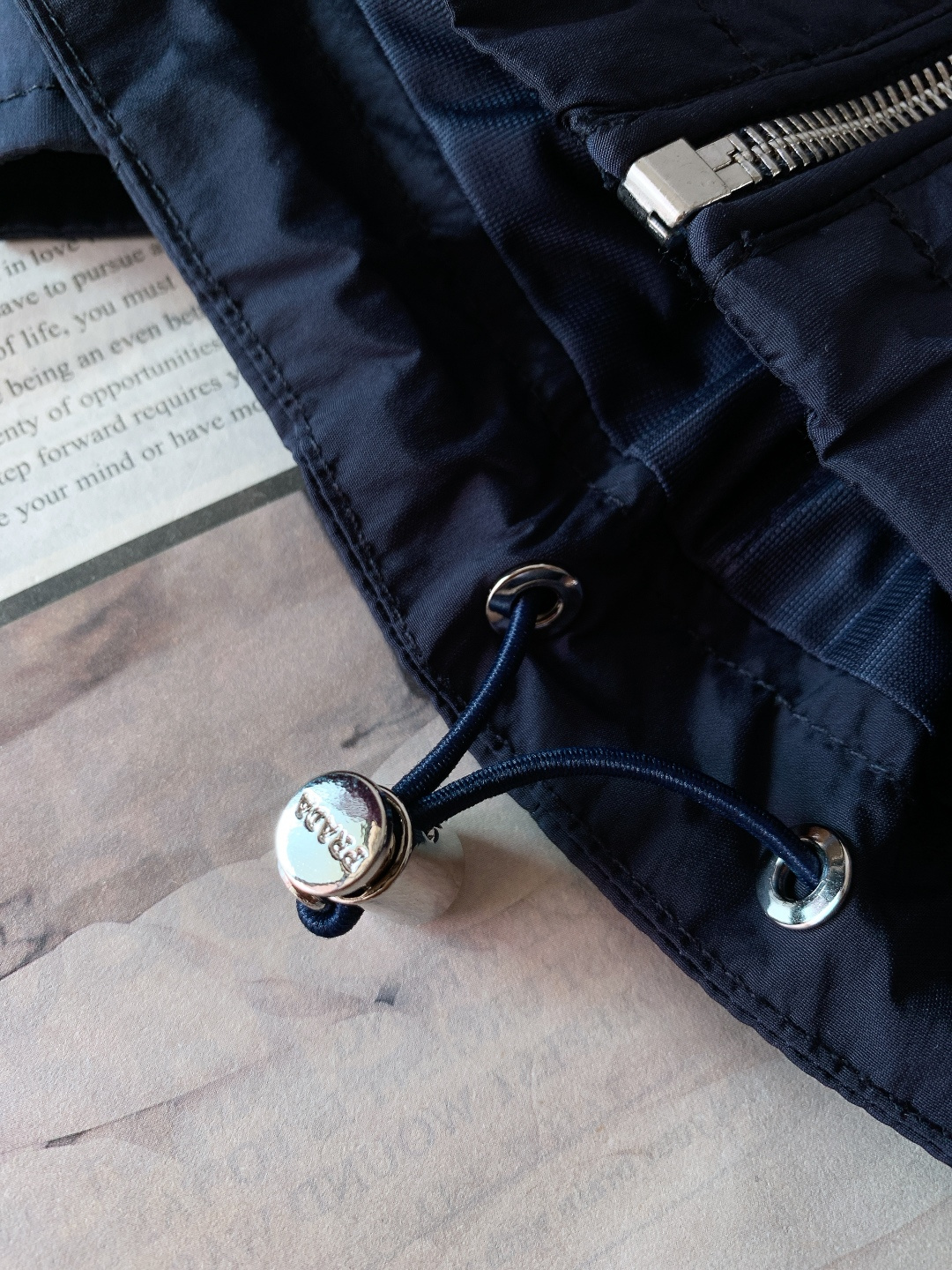 Prada 普拉达 2026SS早春新品翻领拉链夹克。采用标志性再生尼龙面料，经防风防泼水与抗皱工艺处理